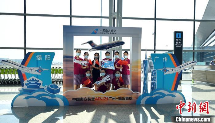 南航首架國(guó)產(chǎn)ARJ21飛機(jī)正式投入商業(yè)運(yùn)營(yíng)?！〖| 攝
