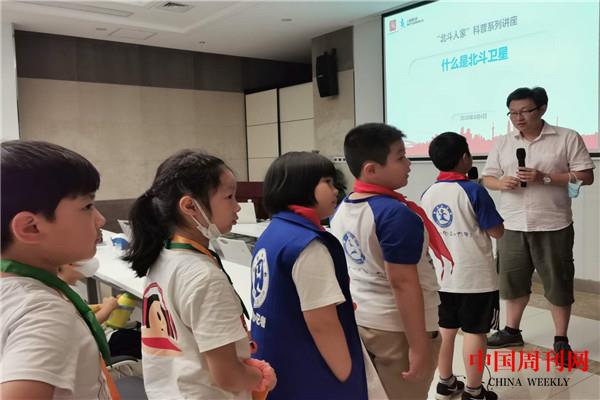 圖為劉海春博士接受新華小記者采訪.jpg
