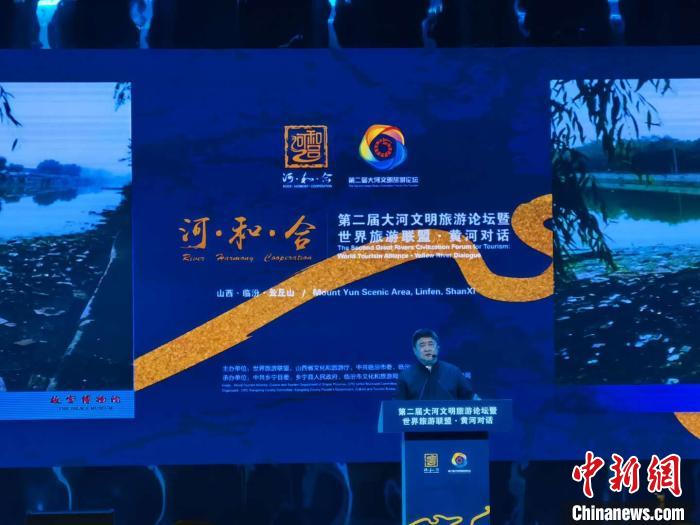 依舊是一身中山裝，在山西臨汾云丘山上，單霽翔開啟他的第N次演講。年近七旬的他，一如既往，奔波在中華文化守護(hù)之路上?！「哂昵?攝
