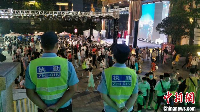 圖為，武漢警方加大大型活動安保 卞鴻飛 攝
