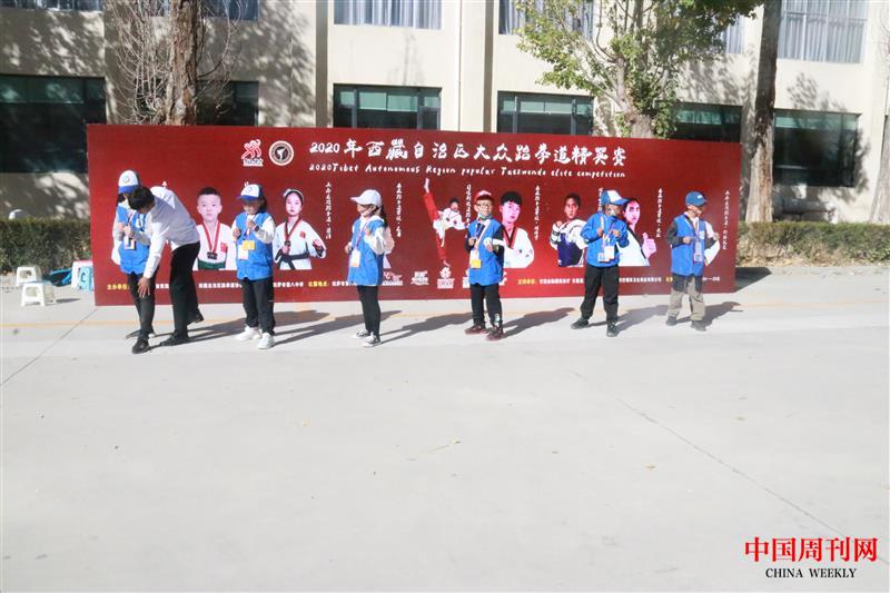 教練給小記者們教跆拳道.JPG