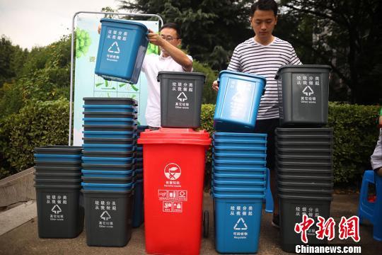 資料圖：大學生將印有“垃圾分類，從我做起”字樣的垃圾桶擺放整齊?！°蟛?攝
