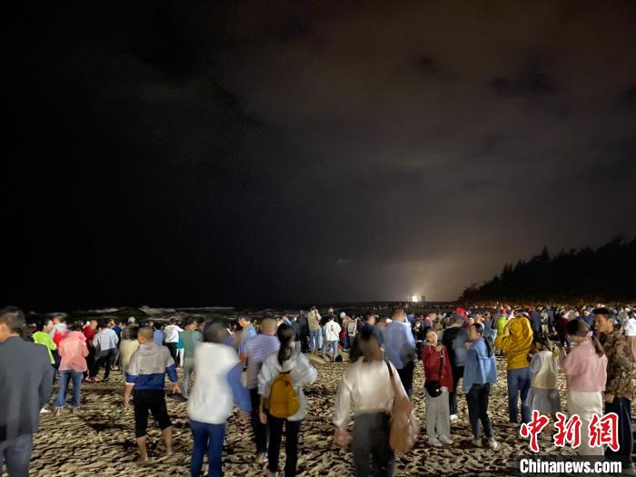 民眾在等候凌晨4時30分的火箭發(fā)射。凌楠 攝