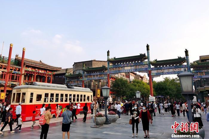 2020年9月26日，北京前門大街游客眾多。<a target='_blank' href='http://www.chinanews.com/' >中新網(wǎng)</a>記者 李金磊 攝
