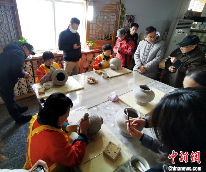 陽(yáng)城縣僑楓瓷業(yè)有限公司的陶瓷體驗(yàn)館內(nèi)一片忙碌?！罱苡?攝