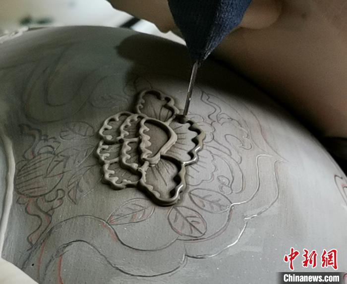 揉泥拉坯、干坯修坯、立線焙燒……陽(yáng)城縣僑楓瓷業(yè)有限公司的陶瓷體驗(yàn)館內(nèi)一片忙碌?！罱苡?攝