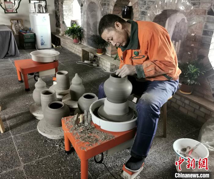 梁小板在陶瓷體驗(yàn)館內(nèi)忙碌著?！罱苡?攝
