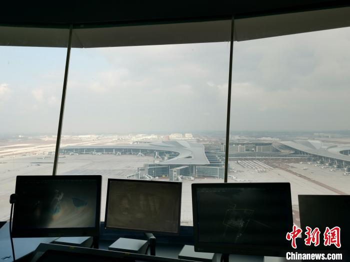從空管一號塔臺，可俯瞰成都天府國際機場?！矽i 攝