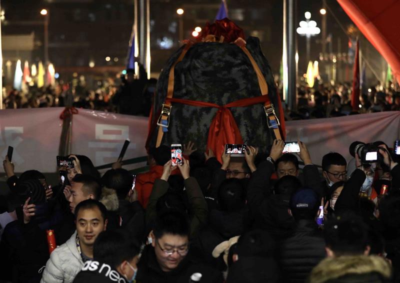 12月17日，在北京中國航天科技集團五院，人們在歡迎嫦娥五號返回器回到出生地。