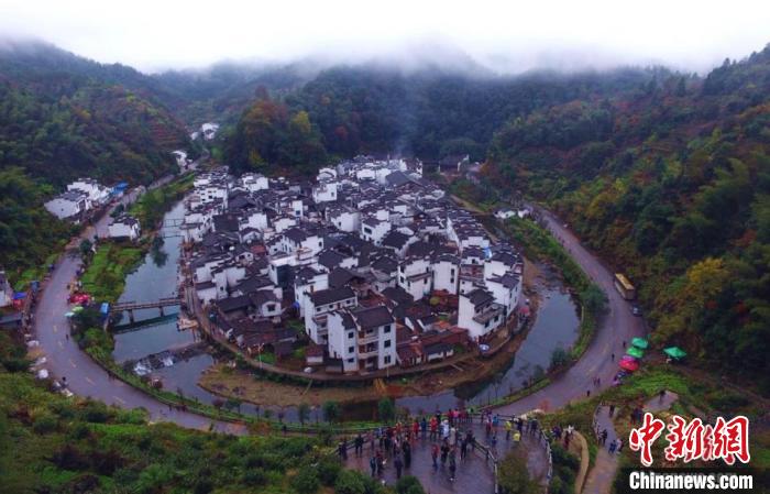 航拍美麗山村江西婺源縣大鄣山鄉(xiāng)菊徑村。村莊山環(huán)水繞，小河成大半圓型，被譽(yù)為“中國(guó)最圓的村莊”。(資料圖) 劉占昆 攝