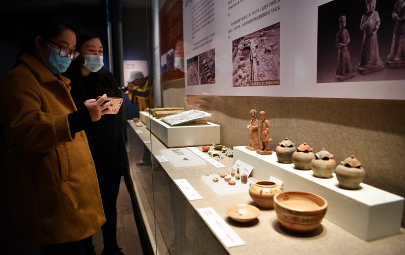 12月22日，參觀(guān)者在海南省博物館的“海南稽古 南海鉤沉——海南考古七十年”展上參觀(guān)拍攝。