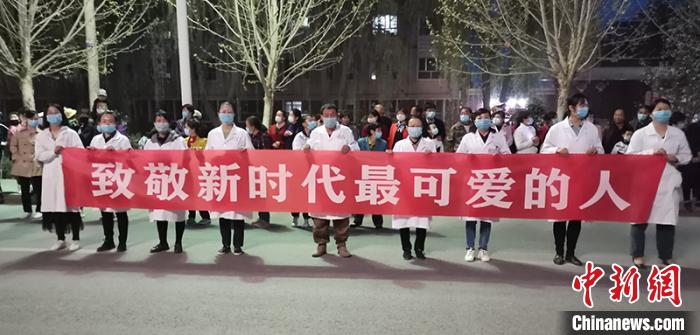援鄂42天回到五團(tuán)沙河鎮(zhèn)已是深夜，五團(tuán)沙河鎮(zhèn)熱烈歡迎袁萌載譽(yù)歸來。(資料圖) 武軒 攝