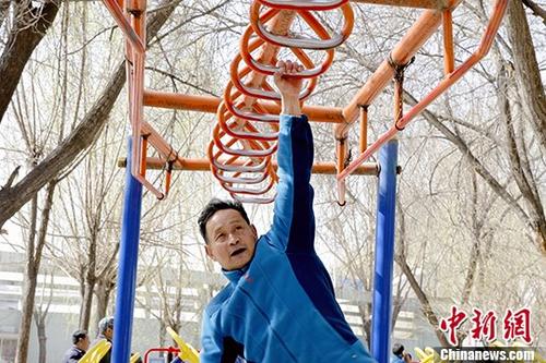 資料圖:一老年人用社區(qū)健身器材鍛煉身體。
<a target='_blank' href='http://www.chinanews.com/'>中新社</a>記者 張?zhí)砀?攝 點擊進入下一頁