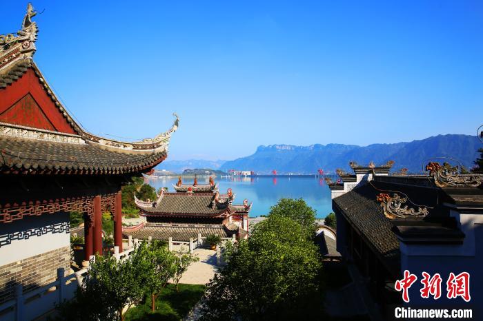 資料圖，圖為屈原祠與三峽大壩隔江相望，成為游客打卡熱門景區(qū)。宜昌市文化和旅游局供圖