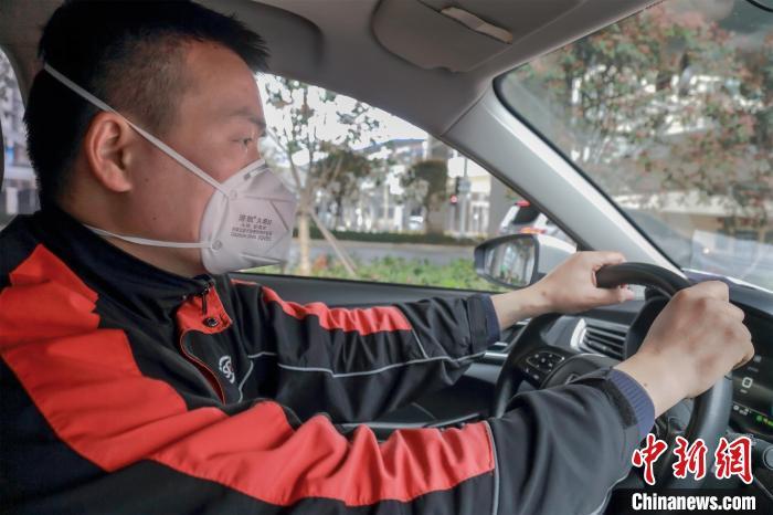 圖為疫情期間汪勇開車接送醫(yī)護(hù)人員 受訪者供圖 攝
