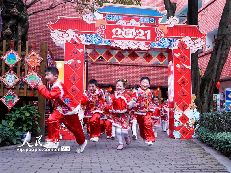 12月30日，參加完元旦文藝演出的孩子們在校園內(nèi)玩耍。