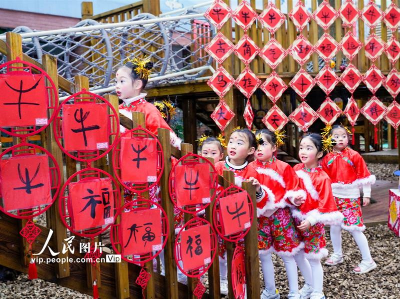 12月30日，參加完元旦文藝演出的孩子們在校園內(nèi)玩耍。