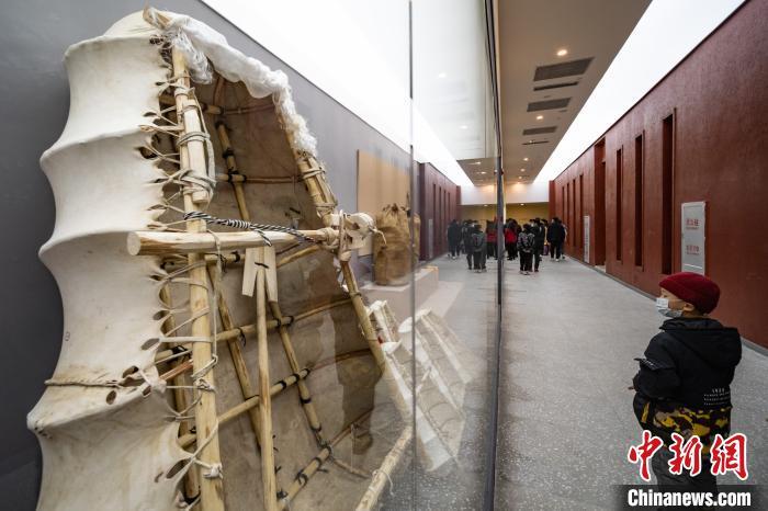 圖為展廳里展示的傳統(tǒng)牛皮船?！『闻罾?攝