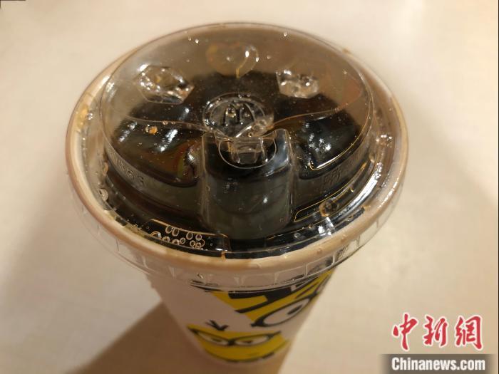麥當(dāng)勞可樂(lè)杯的新包裝。<a target='_blank' href='http://www.chinanews.com/' >中新網(wǎng)</a> 左宇坤 攝