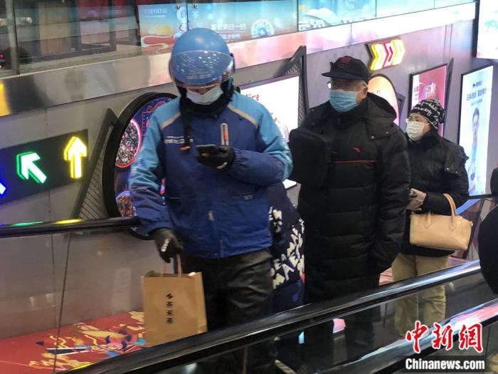 提著紙質(zhì)包裝外賣(mài)的外賣(mài)員在送餐。<a target='_blank' href='http://www.chinanews.com/' >中新網(wǎng)</a> 左宇坤 攝