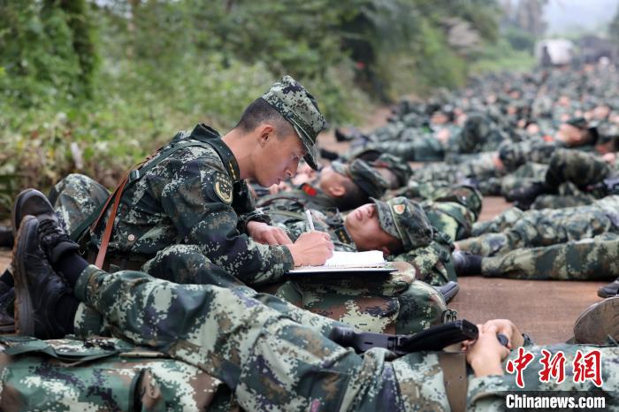 一名基層指揮員利用休息間隙制定作戰(zhàn)方案?！±邹H 攝