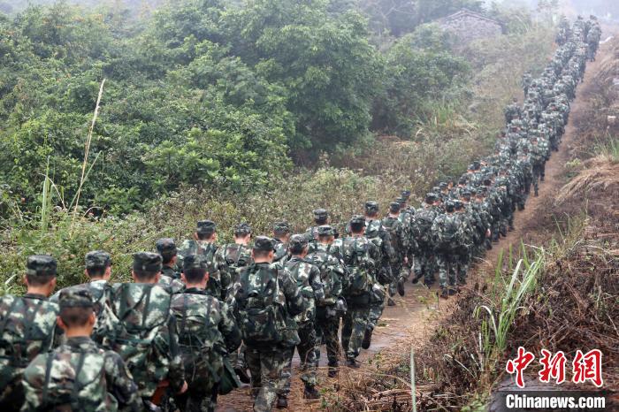 拉練官兵在田間小路行軍?！±邹H 攝