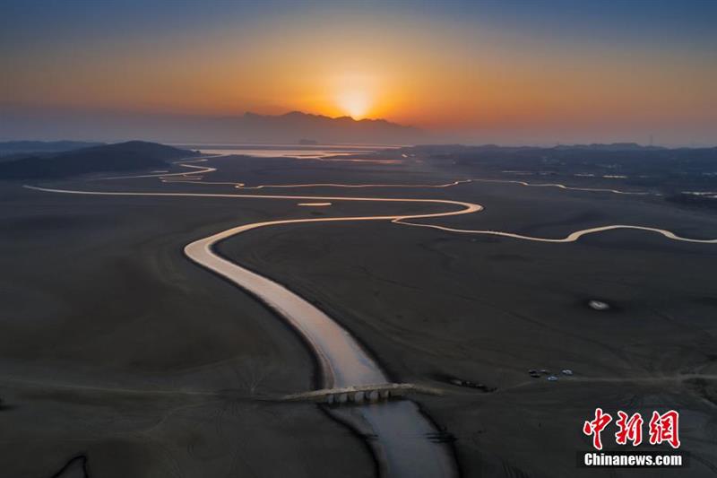 航拍江西湖口明代古橋現(xiàn)身鄱陽湖底