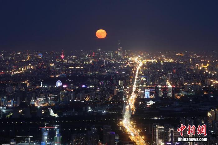 資料圖：2020年10月2日，北京，一輪明月在夜晚逐漸升起。<a target='_blank' href='http://www.chinanews.com/'>中新社</a>記者 盛佳鵬 攝 