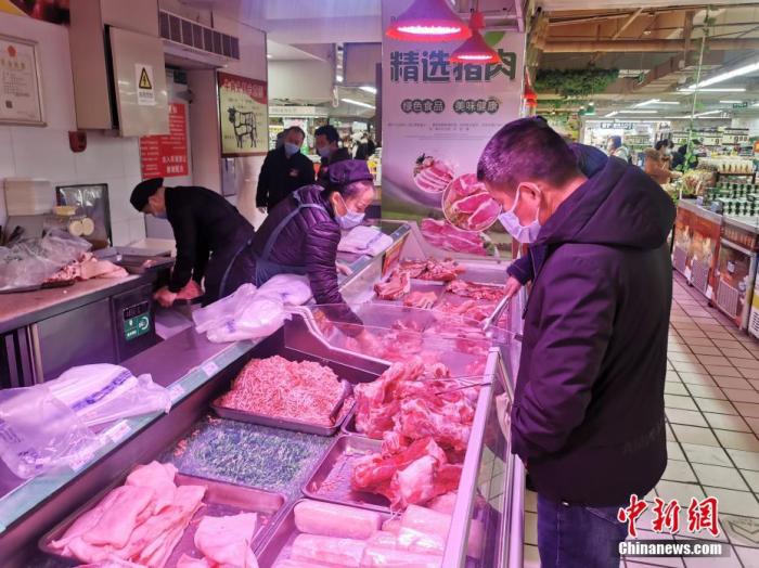 資料圖：民眾在滿洲里一超市內(nèi)選購。 <a target='_blank' href='http://www.chinanews.com/'>中新社</a>發(fā) 莫鈺 攝