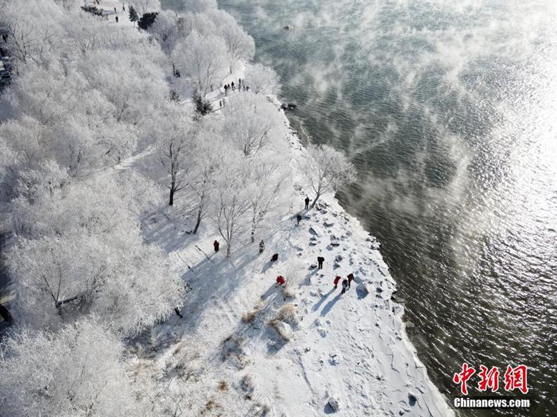 航拍松花江岸霧?。河駱洵傊Κq若仙境