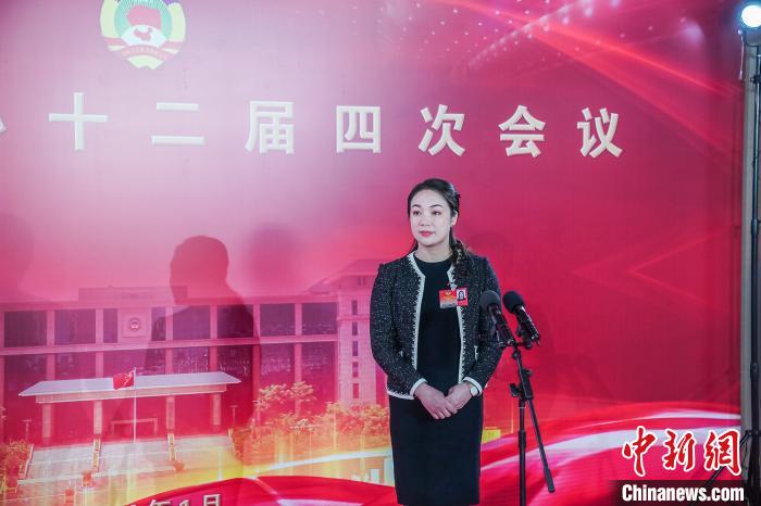 肖茈亓接受記者聯(lián)合采訪。　陳冠言 攝