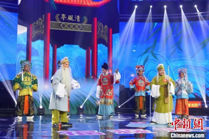 圖為1月31日，小選手們?cè)诶夼_(tái)賽現(xiàn)場(chǎng)表演?！∶峡?攝