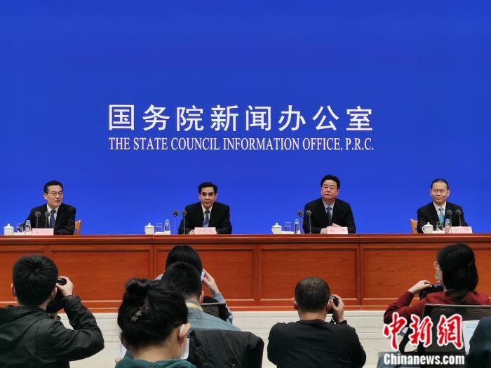 2月26日，國新辦就就業(yè)和社會(huì)保障有關(guān)情況舉行發(fā)布會(huì)。<a target='_blank' href='http://www.chinanews.com/' _fcksavedurl='http://www.chinanews.com/' _fcksavedurl='http://www.chinanews.com/' >中新網(wǎng)</a>記者 李金磊 攝