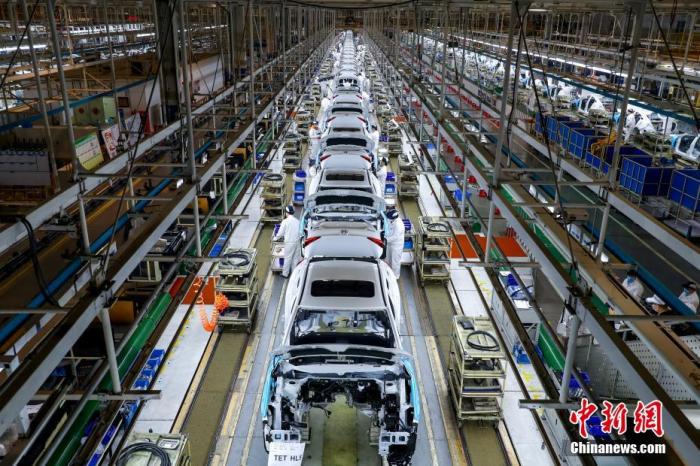 資料圖：工人在汽車生產(chǎn)線上工作。<a target='_blank' href='http://www.chinanews.com/'>中新社</a>記者 張暢 攝
