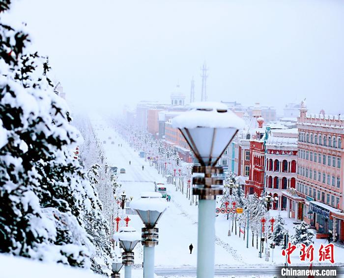 暴雪突襲，“神州北極”漠河一夜之間由春返冬?！⊥蹙瓣?攝