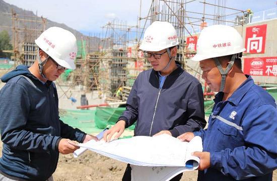 拉林鐵路桑日站、加查站精彩亮相
