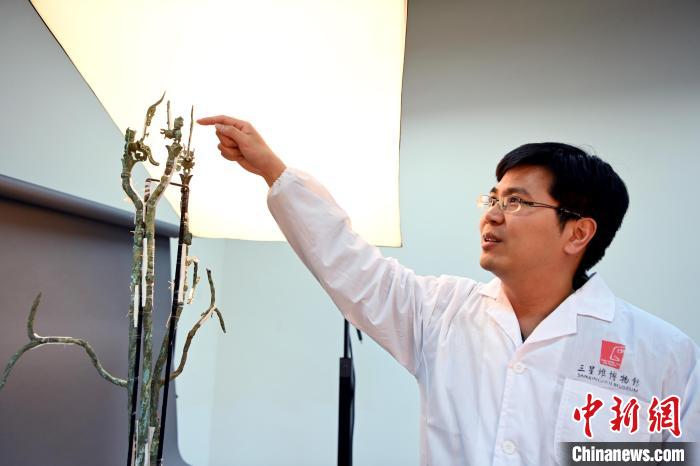 余健介紹三星堆3號青銅神樹修復(fù)情況?！“苍?攝