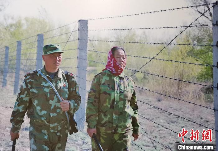 馬軍武夫婦在巡邊途中。(翻拍資料圖) 戚亞平 攝