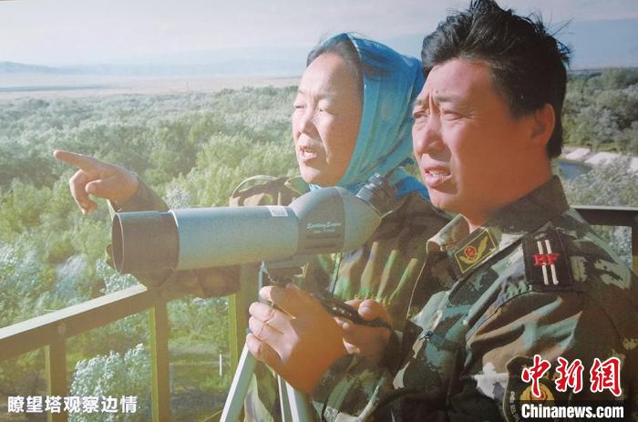 馬軍武夫婦在瞭望塔觀察邊情。(翻拍資料圖) 戚亞平 攝