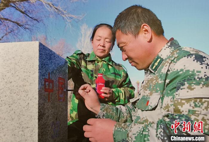 巡邊途中，馬軍武夫婦為界碑描紅。(翻拍資料圖) 戚亞平 攝