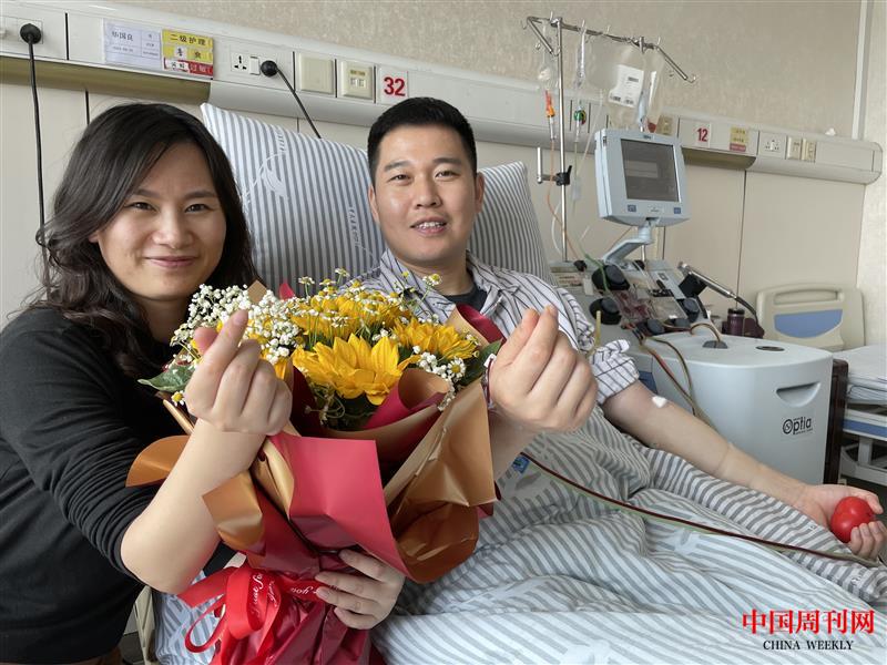 華國(guó)良的妻子捐獻(xiàn)當(dāng)天為丈夫比心點(diǎn)贊.jpg