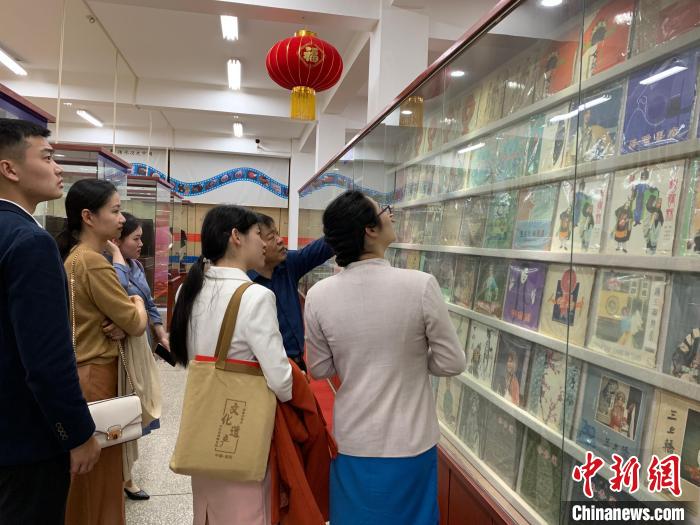 圖為觀眾參觀洛陽(yáng)百年留聲博物館 受訪者供圖