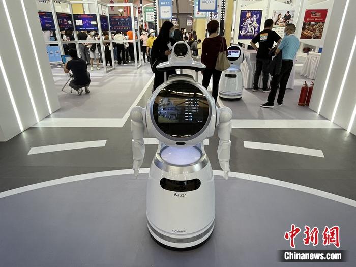 機器人增加測溫、提醒戴口罩等功能。<a target='_blank' href='http://www.chinanews.com/' >中新網(wǎng)</a>記者 吳濤 攝