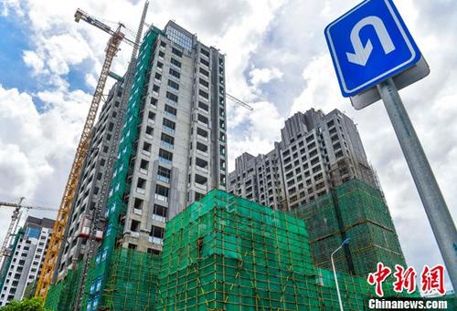 6月21日，海口國(guó)興大道附近的在建商品房項(xiàng)目。海南省出臺(tái)全省范圍限購(gòu)政策已逾兩個(gè)月，隨著調(diào)控政策監(jiān)管不斷趨嚴(yán)，該省年初商品房銷售異常火爆的勢(shì)頭趨緩，市場(chǎng)開(kāi)始降溫。據(jù)海南省統(tǒng)計(jì)局發(fā)布的1-5月房地產(chǎn)運(yùn)行情況，