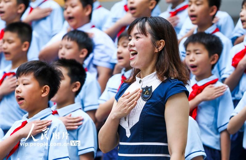 5月31日，南寧市濱湖路小學長虹校區(qū)的師生們同唱紅色歌曲。
