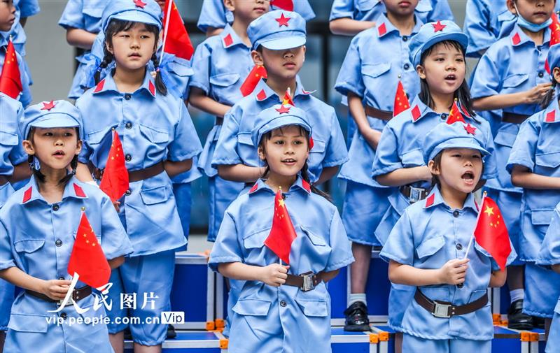 5月31日，南寧市濱湖路小學長虹校區(qū)的學生們揮舞國旗，唱響紅色歌曲。