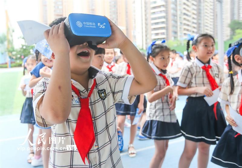 5月31日，南寧市濱湖路小學長虹校區(qū)的學生在體驗中國移動VR設(shè)備。