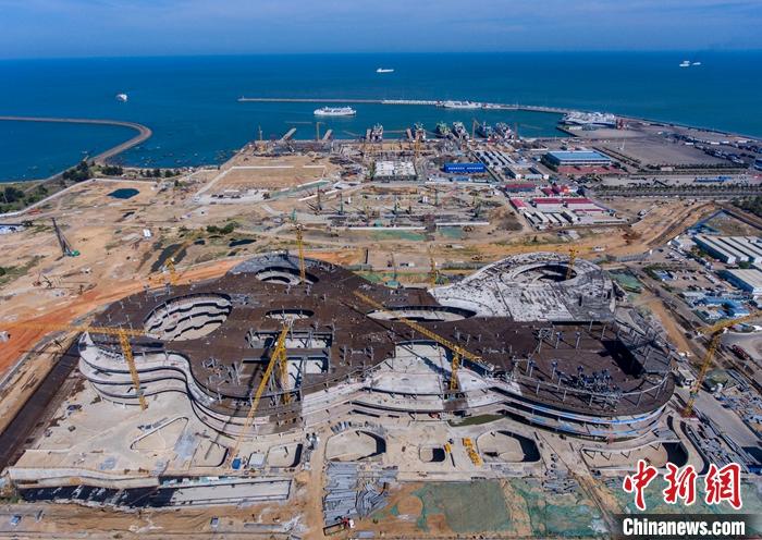 圖為5月19日，航拍?？趪?guó)際免稅城項(xiàng)目建設(shè)現(xiàn)場(chǎng)。(無(wú)人機(jī)照片) <a target='_blank' href='http://www.chinanews.com/'>中新社</a>記者 駱云飛 攝