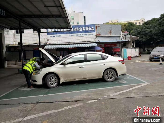 資料圖：工作人員對車輛進行檢驗?！￡惽锵?攝