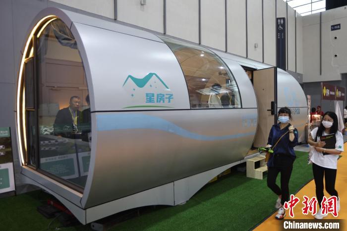 　從入門級的大眾車型到商務(wù)型的優(yōu)選車型再到高端國際范的豪華車型，房車的種類應(yīng)有盡有?！°蟛?攝